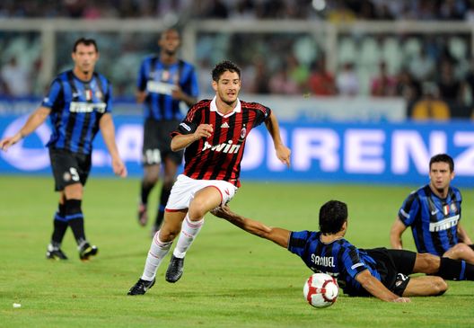 PESCARA, ITALY - AUGUST 14: Alexander Pato of Milan AC in action during the TIM Trophy at 'Adriatico' Stadium on August 14, 2009 in Pescara, Italy. (Photo by Claudio Villa/Getty Images) milan-inter-partite-importanti-storiche-champions-league-formazioni-ricordi-memories-amarcord