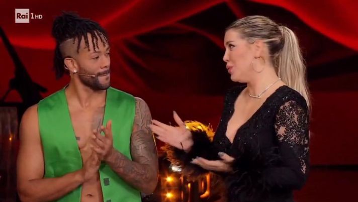 Icardi si è tenuto la coppa di Ballando con le Stelle, la Lucarelli a Wanda: “C’è chi si tiene…” Icardi si è tenuto la coppa di Ballando con le Stelle, la Lucarelli a Wanda: “C’è chi si tiene…” - immagine 1