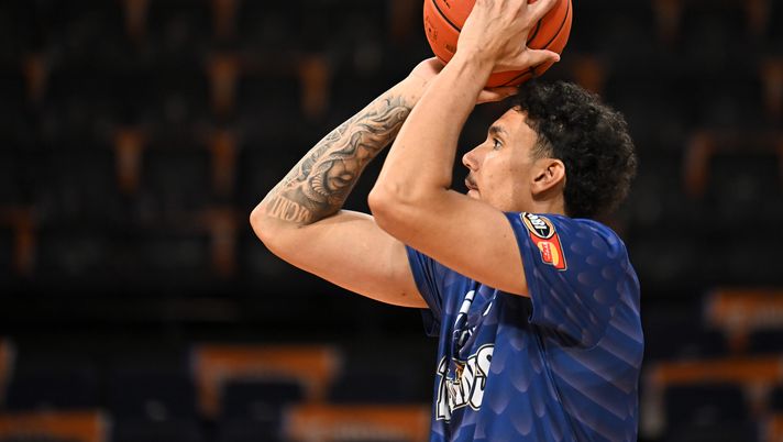 CAIRNS, AUSTRALIA - OCTOBER 22: Kyrin Galloway of the Taipans warms up ahead of the round six NBL match between Cairns Taipans and Perth Wildcats at Cairns Convention Centre, on October 22, 2025, in Cairns, Australia. (Photo by Emily Barker/Getty Images) Fortitudo-Verona in diretta streaming gratis: dove vedere il match di Serie A2 - immagine 1