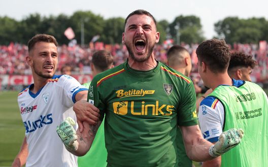 MONZA, ITALY - MAY 28: Fladimiro Falcone of US Lecce celebrates victory following the Serie A match between AC Monza and US Lecce at Stadio Brianteo on May 28, 2023 in Monza, Italy. (Photo by Emilio Andreoli/Getty Images) Fiducia a Terracciano, ma serve concorrenza: corsa a tre per la porta viola- immagine 2