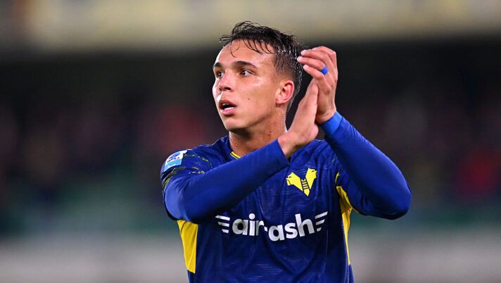 VERONA, ITALY - OCTOBER 03: Giovane of Hellas Verona applauds during the Serie A match between Hellas Verona FC and US Sassuolo Calcio at Stadio Marcantonio Bentegodi on October 03, 2025 in Verona, Italy. (Photo by Alessandro Sabattini/Getty Images) Ecco il kit per la undicesima giornata al fantacalcio: tutti i consigli ruolo per ruolo, anche al Mantra - immagine 1