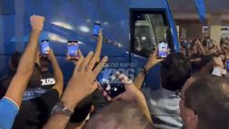VIDEO L’arrivo del pullman del Napoli al Maradona: entusiasmo e cori dei tifosi