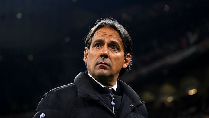 MILAN, ITALY - APRIL 22: Head coach of Inter Simone Inzaghi looks on prior to the Serie A TIM match between AC Milan and FC Internazionale at Stadio Giuseppe Meazza on April 22, 2024 in Milan, Italy. (Photo by Mattia Ozbot - Inter/Inter via Getty Images) Gazzetta: “Inzaghi vuole 5 punte per l’Inter e non 4: i due scenari per l’attacco” - immagine 1