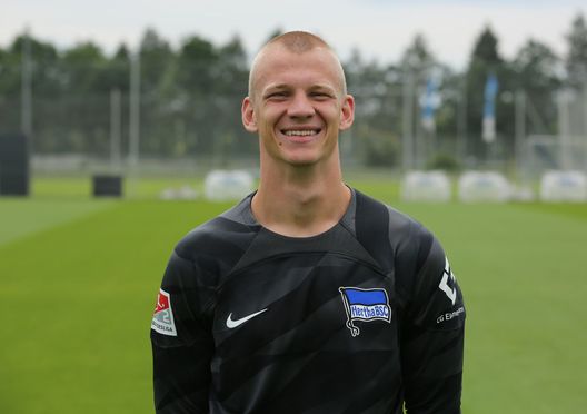 BERLIN, GERMANY - JULY 05: Oliver Christensen of Hertha BSC poses during the team presentation at Schenckendorfplatz on July 05, 2023 in Berlin, Germany. (Photo by Matthias Kern/Getty Images) Christensen-Fiorentina, ore decisive: i dettagli dell’operazione- immagine 2