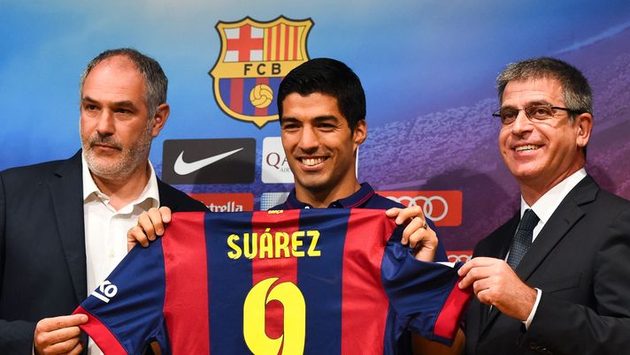 BARCELONA, SPAIN - AUGUST 19: (L-R) FC Barcelona Sport Director Andoni Zubizarreta, Luis Suarez and FC Barcelona Jordi Mestre of FC Barcelona pose for the media during a press conference as part of his presentation as new FC Barcelona player at Camp Nou on August 19, 2014 in Barcelona, Spain. (Photo by David Ramos/Getty Images) Zubizarreta (ds Porto): “Con la Roma una sfida da Champions. Ranieri è un amico” - immagine 1