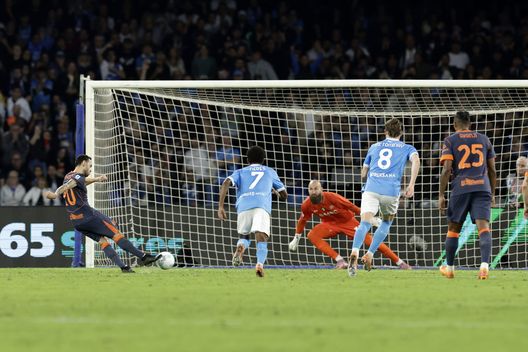 Hakan Calhanoglu ripreso mentre batte il calcio di rigore. (Foto di Francesco Pecoraro/Getty Images) Il Napoli ruggisce contro l’Inter: vince 3-1 e vola in cima alla classifica- immagine 3