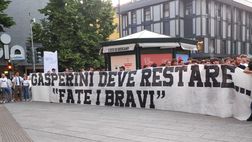 Striscione dei tifosi dell’Atalanta: “Gasperini devi restare…fate i bravi”- FOTO