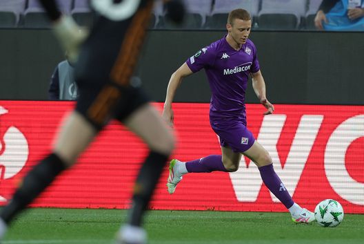 FLORENCE, ITALY - APRIL 17: Pietro Comuzzo of ACF Fiorentina in action during the UEFA Conference League 2024/25 Quarter Final Second Leg match between ACF Fiorentina and NK Celje at Stadio Artemio Franchi on April 17, 2025 in Florence, Italy. (Photo by Gabriele Maltinti/Getty Images) Comuzzo alla Juventus? Gazzetta: “Continuano i contatti con la Fiorentina”- immagine 2