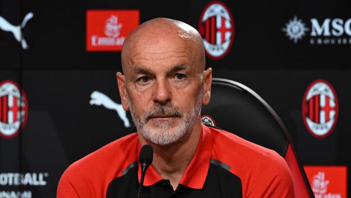 CAIRATE, ITALY - MARCH 29: Head coach AC Milan Stefano Pioli speaks with the media during a press conference at Milanello on March 29, 2024 in Cairate, Italy. (Photo by Claudio Villa/AC Milan via Getty Images) Pioli: “Non in tanti sono stati milanisti quest’anno! Tifosi, derby, critiche e il prossimo allenatore…” - immagine 1