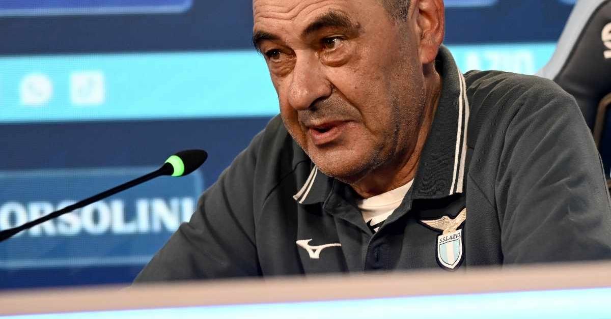 Lazio, Sarri: “Contro il Milan dovremo essere bravi a non concedere il campo aperto. Quando abbiamo palla…” Lazio, Sarri: “Contro il Milan dovremo essere bravi a non concedere il campo aperto. Quando abbiamo palla…”