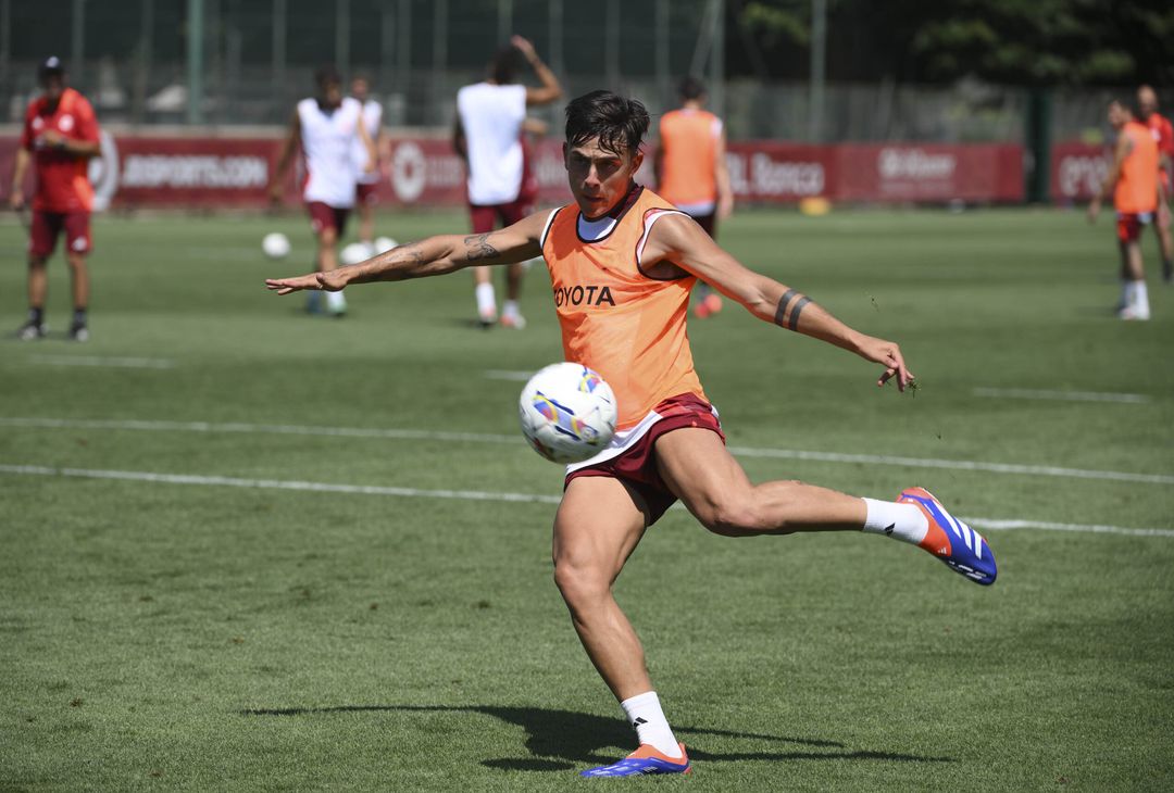 Ritiro Roma, lavoro sul campo e in palestra a Trigoria – FOTO GALLERY - immagine 2