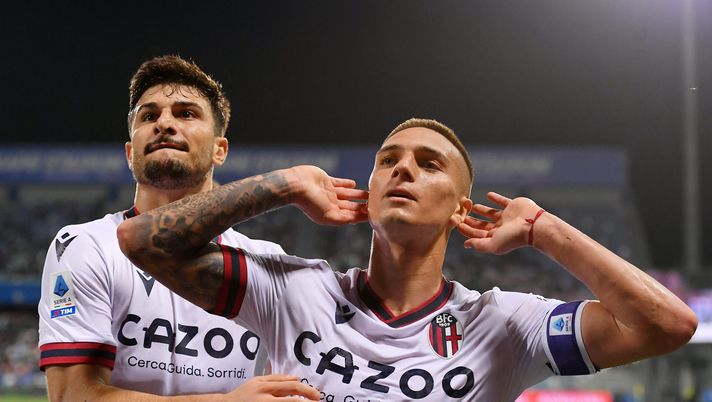 REGGIO NELL'EMILIA, ITALY - MAY 08: Nicolas Dominguez of Bologna FC celebrates with teammate Riccardo Orsolini of Bologna FC after scoring the team's first goal during the Serie A match between US Sassuolo and Bologna FC at Mapei Stadium - Citta' del Tricolore on May 08, 2023 in Reggio nell'Emilia, Italy. (Photo by Alessandro Sabattini/Getty Images) Derby di mercato col terzo incomodo: le due romane su Nico Dominguez, ma occhio ai turchi… - immagine 1