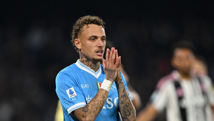 NAPLES, ITALY - DECEMBER 07: Noa Lang of SSC Napoli reacts during the Serie A match between SSC Napoli and Juventus FC at Stadio Diego Armando Maradona on December 07, 2025 in Naples, Italy. (Photo by Francesco Pecoraro/Getty Images) Zamboni: “Lang giocatore forte, sorpreso da Neres. Benfica? Ecco cosa mi aspetto” - immagine 1