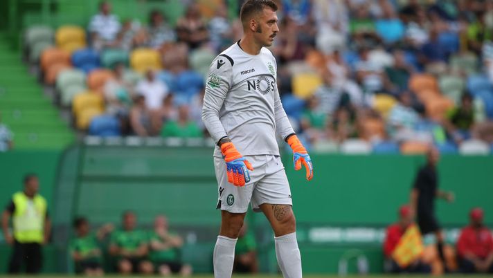 LISBON, PORTUGAL - AUGUST 5: Emiliano Viviano of Sporting CP in action during the Pre-Season Friendly match between Sporting CP and Empoli FC at Estadio Jose Alvalade on August 5, 2018 in Lisbon, Portugal.  (Photo by Gualter Fatia/Getty Images)  Calciomercato Ascoli, Viviano è un obiettivo per la porta: l’ex Palermo è svincolato - immagine 1