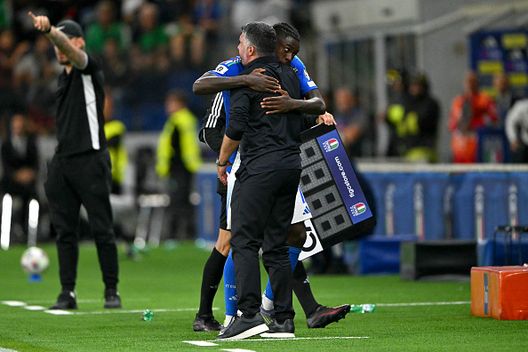 L'attaccante italiano numero 11 Moise Kean (CL) abbraccia il CT dell'Italia Gennaro Guttuso (CR) mentre viene sostituito durante la partita di calcio del Gruppo I di qualificazione alla Coppa del Mondo FIFA 2026 tra Italia ed Estonia allo Stadio di Bergamo, a Bergamo, il 5 settembre 2025. (Foto di Andreas SOLARO / AFP) (Foto di ANDREAS SOLARO/AFP tramite Getty Images) Gattuso e Kean