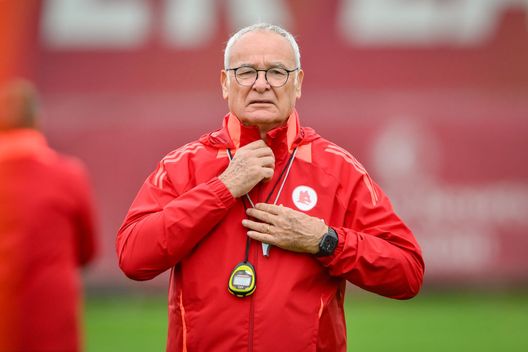 L'allenatore dell'AS Roma, Claudio Ranieri (Foto di Fabio Rossi/AS Roma via Getty Images) Dal fondo classifica al sogno Champions, l’ultimo capolavoro di Sir Claudio- immagine 2