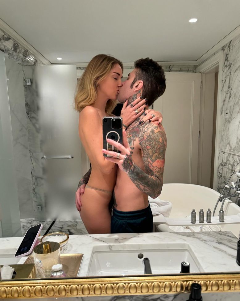 Fedez e Chiara Ferragni, le foto nudi in montagna scatenano i social- immagine 3