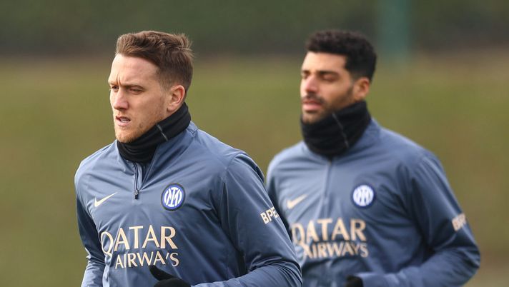 COMO, ITALY - DECEMBER 13: Piotr Zielinski of FC Internazionale and Mehdi Taremi of FC Internazionale in action during the FC Internazionale training session at BPER Training Centre at Appiano Gentile on December 13, 2024 in Como, Italy. (Photo by Francesco Scaccianoce - Inter/Inter via Getty Images) Cds – Inter, a Lecce sale Zielinski: da Frattesi e Lautaro a Dimarco, chi gioca e chi no - immagine 1