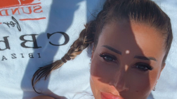 Enza, selfie bollente in bikini. Lady D’Ambrosio sorprende tutti col suo fisico sexy
