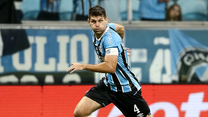 PORTO ALEGRE, BRAZIL - NOVEMBER 25: Walter Kannemann of Gremio plays the ball during the match between Gremio and Palmeiras as part of Brasileirao 2025 at Arena do Gremio on November 25, 2025 in Porto Alegre, Brazil. (Photo by Pedro H. Tesch/Getty Images) Chi è Walter Kannemann, il modello che Viery ha citato assieme a Sergio Ramos - immagine 1