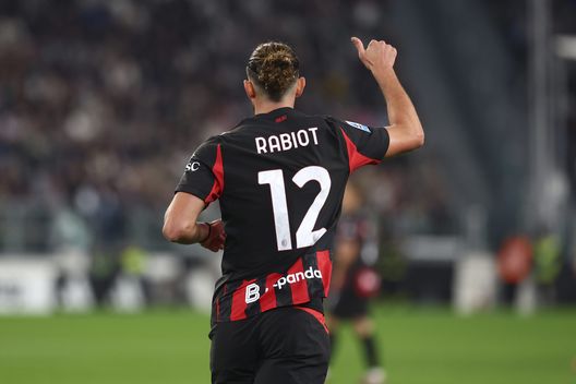 (Photo by Giuseppe Cottini/AC Milan via Getty Images) “Pecunia non olet”, un brocardo valido per tutti, non solo per i giocatori- immagine 3