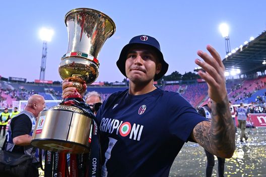 Santiago Castro festeggia la vittoria della Coppa Italia (Foto di Alessandro Sabattini/Getty Images) Orsolini MVP, super Ndoye e tre rimandati: le pagelle del Bologna- immagine 3