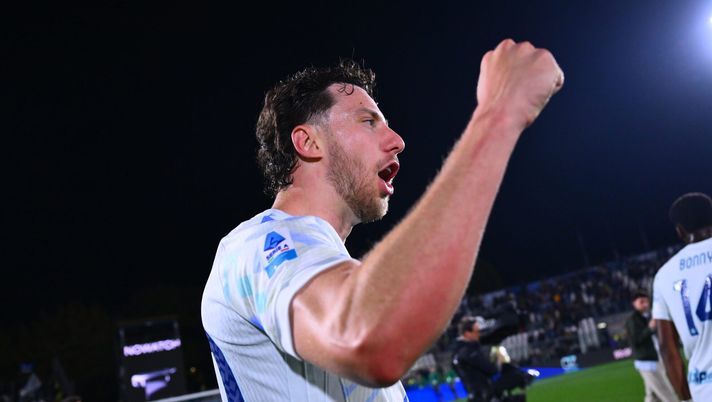COMO, ITALY - APRIL 12: Carlos August of FC Internazionale celebrates the win at the end of the Serie A match between Como 1907 and FC Internazionale at Giuseppe Sinigaglia Stadium on April 12, 2026 in Como, Italy. (Photo by Mattia Pistoia - Inter/Inter via Getty Images) Carlos Augusto, Inter voleva risposta entro la prima di aprile! Ora è binario morto perché… - immagine 1