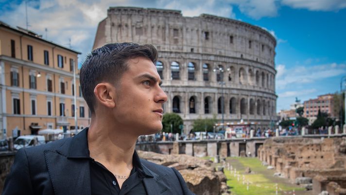 Paulo Dybala of AS Roma poses for a portrait session in from of the Colosseo on April 5, 2023 in Rome, Italy. Roma, per Dybala non c’è posto: proposta indecente dell’Al-Qadsiah. Ecco la novità - immagine 1