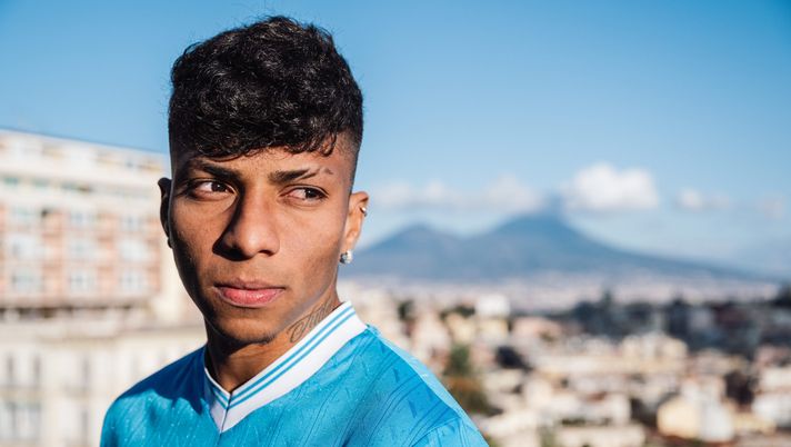 Dopo una lunga trattativa, Alisson Santos è diventato un nuovo giocatore del Napoli. L'esterno brasiliano, proveniente dallo Sporting, ha firmato il suo contratto in azzurro in una location d'eccezione, sullo sfondo del Golfo partenopeo.