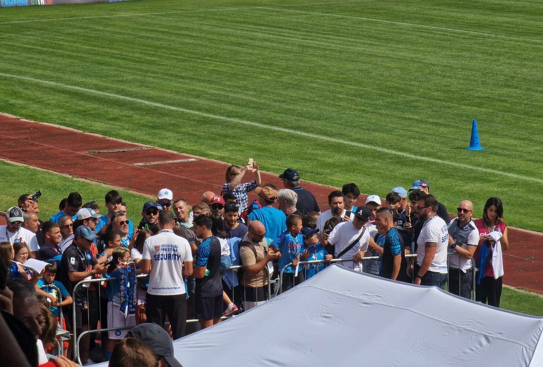 Mattinata all'insegna del calore dei tifosi per Raspadori e Simeone. Per i due attaccanti azzurri autografi e sorrisi con la gente che li attendeva sul campo di Carciato.