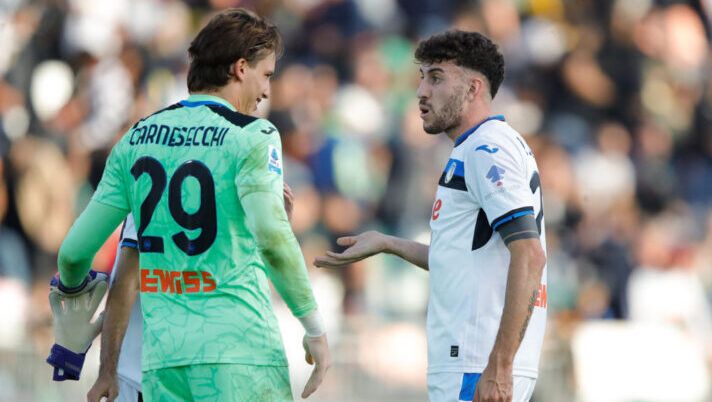 VENICE, ITALY - OCTOBER 20: Matteo Ruggeri of Atalanta with teammate Marco Carnesecchi at the end of the Serie A match between Venezia and Atalanta at Stadio Pier Luigi Penzo on October 20, 2024 in Venice, Italy. (Photo by Timothy Rogers/Getty Images) Cinque nomi per la 10a giornata: ecco i difensori da schierare al fanta nell’infrasettimanale - immagine 1