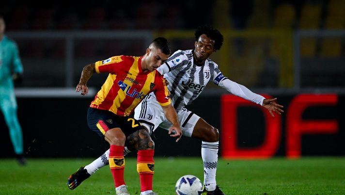 LECCE, ITALY - OCTOBER 29: Juan Cuadrado of Juventus and Gabriel Strefezza of Lecce during the Serie A match between US Lecce and Juventus at Stadio Via del Mare on October 29, 2022 in Lecce, Italy. (Photo by Daniele Badolato - Juventus FC/Juventus FC via Getty Images) Juventus
