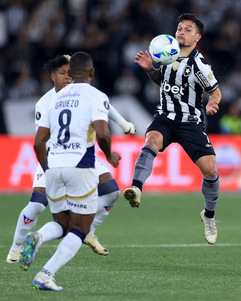 Artur del Botafogo in lotta per il pallone con Carlos Gruezo della LDU Quito durante la partita tra Botafogo e LDU Quito, valida per la Copa CONMEBOL Libertadores 2025, allo Stadio Olimpico Nilton Santos il 14 agosto 2025 a Rio de Janeiro, Brasile. (Foto di Buda Mendes/Getty Images) LDU Quito-San Paolo: dove vedere la partita in diretta TV ed in streaming LIVE- immagine 2