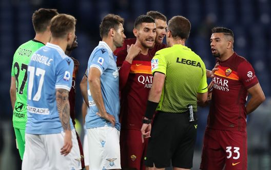 Roma, Italia - 15 maggio 2021: L'arbitro Luca Pairetto, di spalle, parla con Lorenzo Pellegrini durante la partita di Serie A tra Roma e Lazio. (Foto di Paolo Bruno/Getty Images) Arbitro come pubblico ufficiale: in caso di aggressione, scatta l’arresto- immagine 3