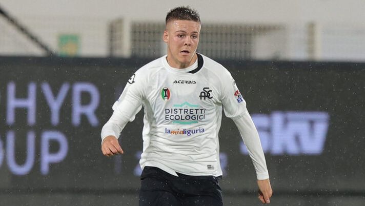 LA SPEZIA, ITALY - NOVEMBER 08: Emil Holm of Spezia Calcio in action during the Serie A match between Spezia Calcio and Udinese Calcio at Stadio Alberto Picco on November 8, 2022 in La Spezia, Italy. (Photo by Gabriele Maltinti/Getty Images) Di Marzio: “Una nuova squadra di Serie A su Holm, contatti con lo Spezia” - immagine 1