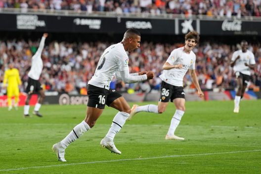 VALENCIA, SPAIN - MAY 03: Lino of Valencia CF celebrates after scoring the team's first goal during the LaLiga Santander match between Valencia CF and Villarreal CF at Estadio Mestalla on May 03, 2023 in Valencia, Spain. (Photo by Aitor Alcalde/Getty Images) Getafe-Valencia