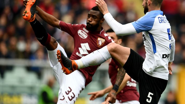 TURIN, ITALY - APRIL 08: Roberto Gagliardini of FC Internazionale (R) and Nicolas Alexis Julio N'Koulou N'Doubena of Torino FC compete for the ball during the serie A match between Torino FC and FC Internazionale at Stadio Olimpico di Torino on April 8, 2018 in Turin, Italy. (Photo by Claudio Villa - Inter/Inter via Getty Images) Nkoulou, il riscatto e un’altra prestazione monstre: deve essere il futuro del Toro - immagine 1