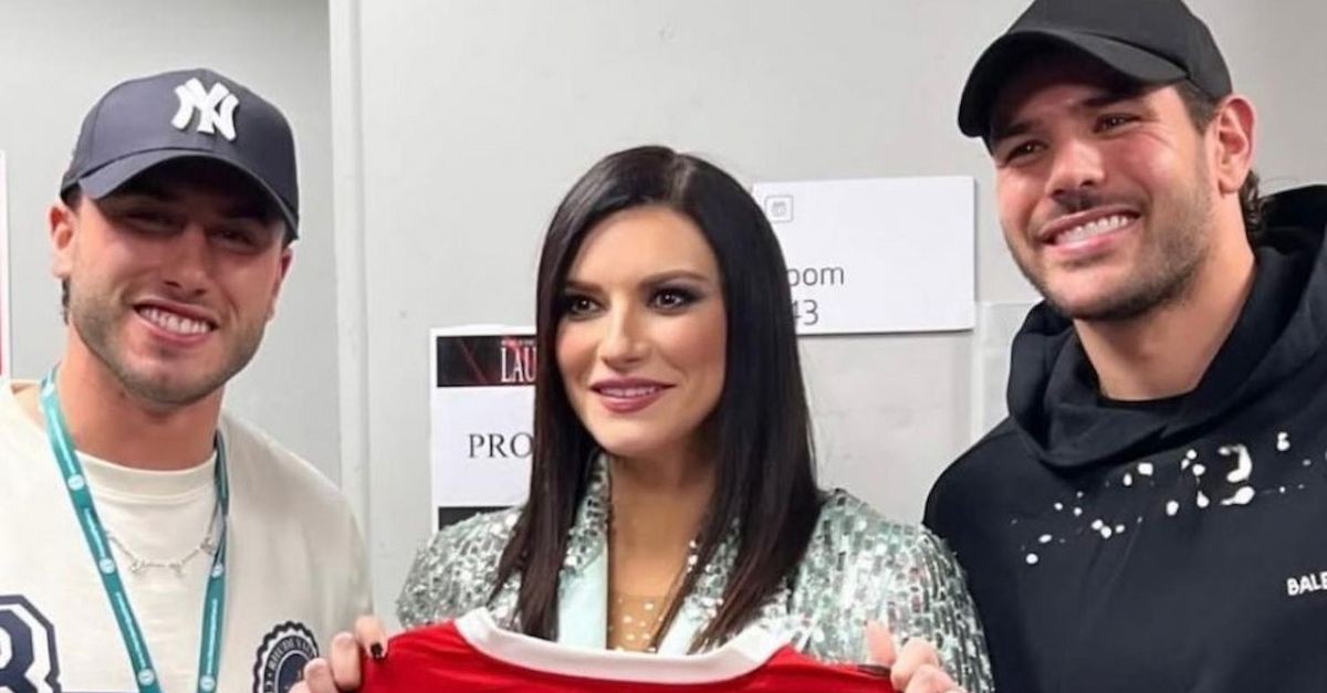 Laura Pausini a Milano, arriva la maglia del Milan con Calabria e Hernandez