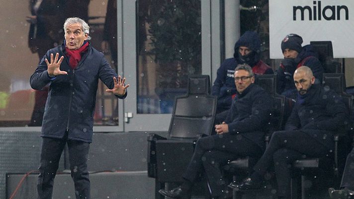MILAN, ITALY - DECEMBER 10:  Bologna FC coach Roberto Donadoni issues instructions to his players during the Serie A match between AC Milan and Bologna FC at Stadio Giuseppe Meazza on December 10, 2017 in Milan, Italy.  (Photo by Marco Luzzani/Getty Images)  Donadoni