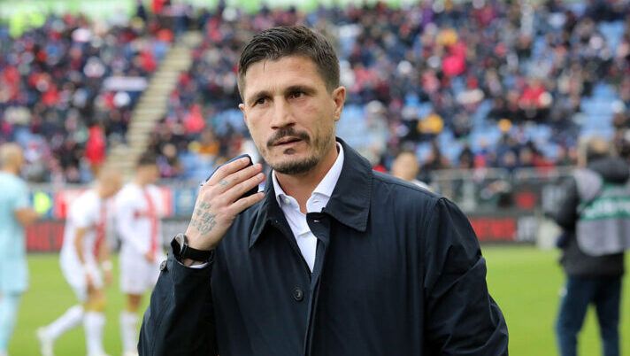 CAGLIARI, ITALY - NOVEMBER 22: coach of Cagliari Fabio Pisacane looks on during the Serie A match between Cagliari Calcio and Genoa CFC at Stadio Sant'Elia on November 22, 2025 in Cagliari, Italy. (Photo by Enrico Locci/Getty Images) Pisacane: “Faccio mea culpa, non possiamo regalare due gol così! Esposito e Borrelli…” - immagine 1