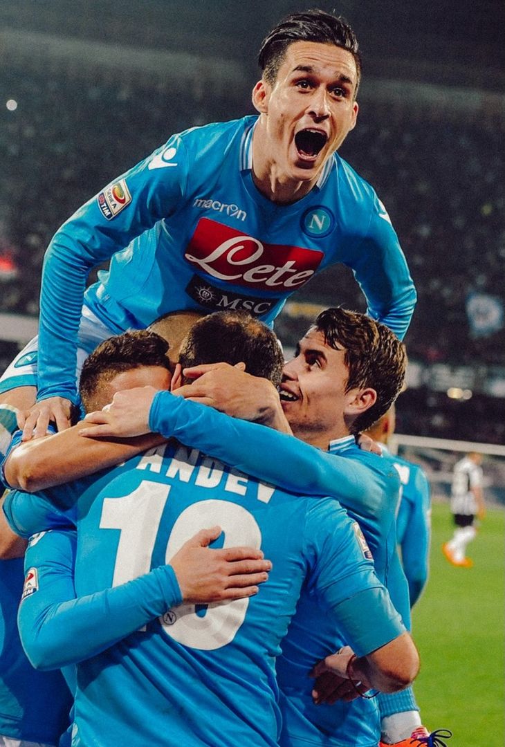 Poco più di 24 ore separano Napoli-Juventus dal suo fischio d'inizio. Valevole per la 14ª giornata di Serie A, la gara andrà in scena domani, domenica 7 dicembre, alle 20:45. Nel frattempo, per smorzare l'attesa, l'account Instagram della società partenopea ha pubblicato un post composto da sedici fotografie, una per ogni battaglia (fatta eccezione per la _'manita'_ del febbraio 2023) che ha avuto per protagoniste, sotto i riflettori dello Stadio Diego Armando Maradona (chiamato San Paolo fino al novembre 2020), la compagine azzurra e quella bianconera. Un viaggio che va a ritroso: dalla stagione 2024/25 allo scontro più recente, ovvero quello dell'annata 2010/11.