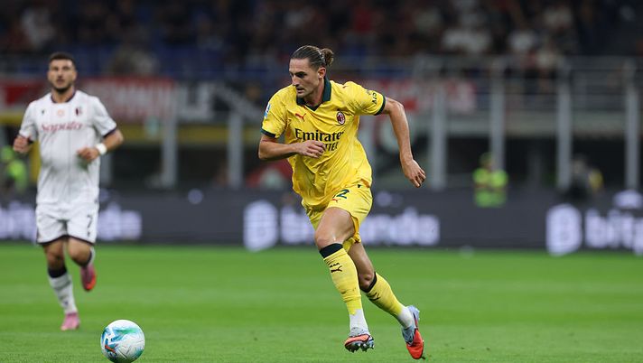 MILAN, ITALY - SEPTEMBER 14:   Adrien Rabiot of AC Milan in action during the Serie A match between AC Milan and Bologna FC 1909 at Giuseppe Meazza Stadium on September 14, 2025 in Milan, Italy. (Photo by Claudio Villa/AC Milan via Getty Images)  rabiot-e-il-dettaglio-delle-scarpe-slacciate-cosa-c'è-dietro-curiosità-milan