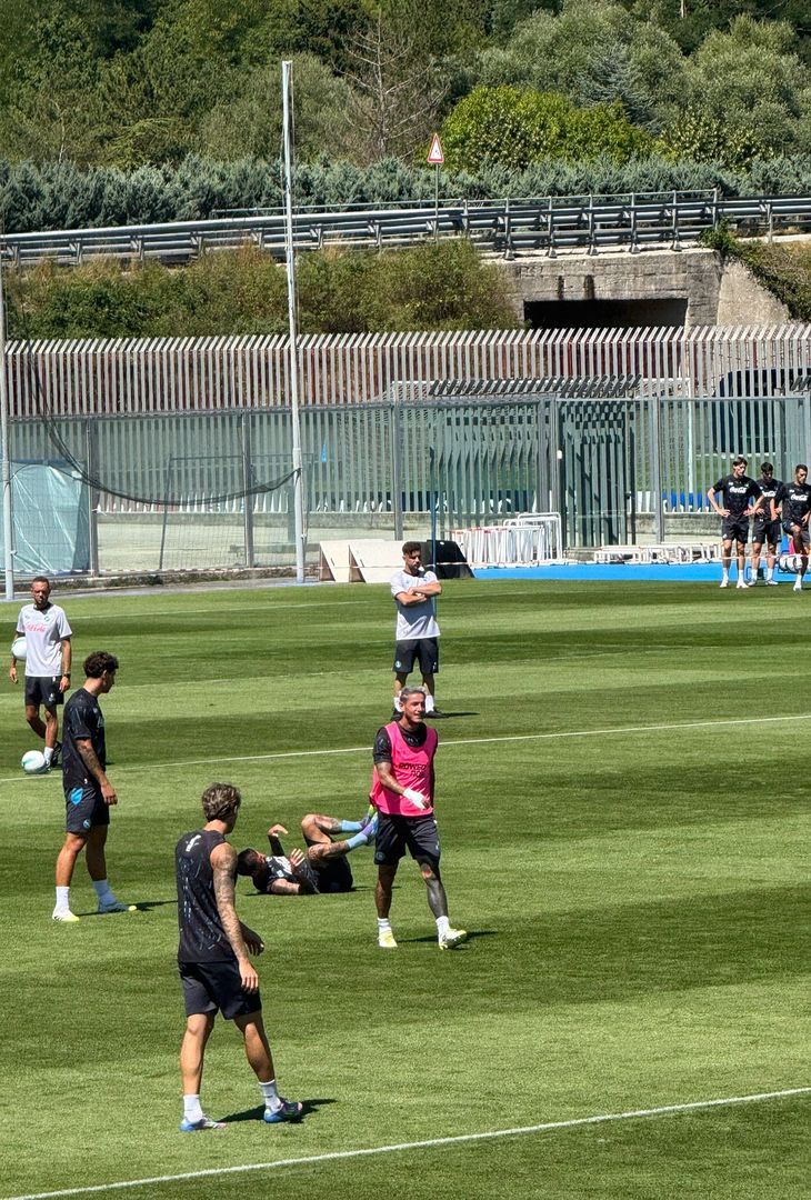 Mazzocchi atterra Politano, poi tanta corsa per gli azzurri – LA FOTOGALLERY - immagine 2