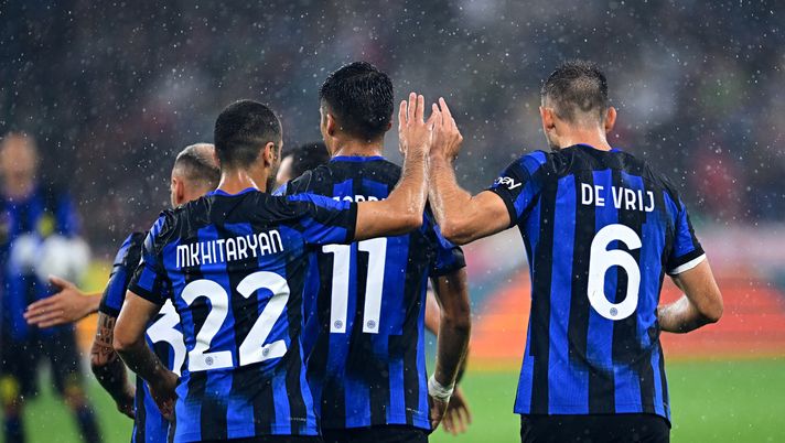 SALZBURG, AUSTRIA - AUGUST 09: Henrikh Mkhitaryan of FC Internazionale and Stefan De Vrij of FC Internazionale reacts during the friendly match between FC Red Bull Salzburg and FC Internazionale at Red Bull Arena on August 09, 2023 in Salzburg, Austria. (Photo by Mattia Ozbot - Inter/Inter via Getty Images) Champions League, Inter-Salisburgo 2-1: Sanchez e Calhanoglu stendono gli austriaci - immagine 1