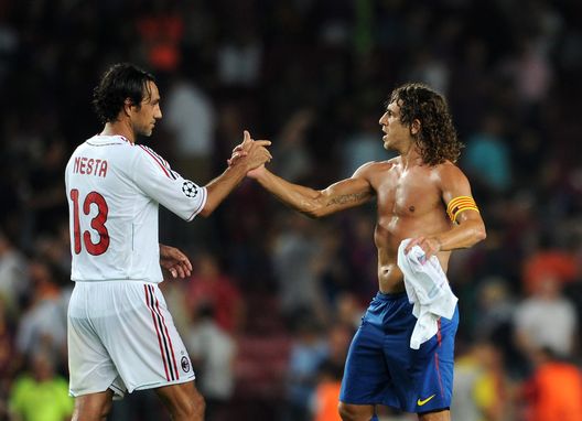 BARCELONA, SPAIN - SEPTEMBER 13: Carles Puyol (C) of FC Barcelona greets Alessandro Nesta of AC Milan at the end of the UEFA Champions League group H match between FC Barcelona and AC Milan at the Camp Nou stadium on September 13, 2011 in Barcelona, Spain. (Photo by Jasper Juinen/Getty Images) Milan e Barcellona: l’essenza di una cultura sportiva immutabile- immagine 17