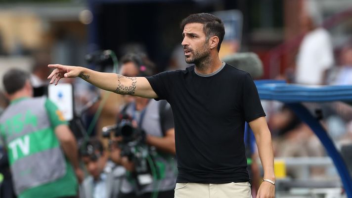 COMO, ITALY - AUGUST 24: Como 1907 coach Cesc Fabregas issues instructions to his players during the Serie A match between Como 1907 and SS Lazio at Giuseppe Sinigaglia Stadium on August 24, 2025 in Como, Italy. (Photo by Marco Luzzani/Getty Images) Fabregas: “Bologna squadra forte, non possiamo lasciare spazi” - immagine 1