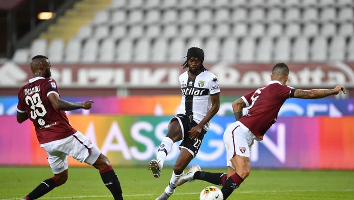 TURIN, ITALY - JUNE 20: Gervinho (C) of Parma Calcio kicks the ball during the Serie A match between Torino FC and Parma Calcio at Stadio Olimpico di Torino on February 23, 2020 in Turin, Italy. (Photo by Valerio Pennicino/Getty Images) Torino, contro il Parma una fetta di salvezza: i ducali hanno chiuso male il 2020 - immagine 1
