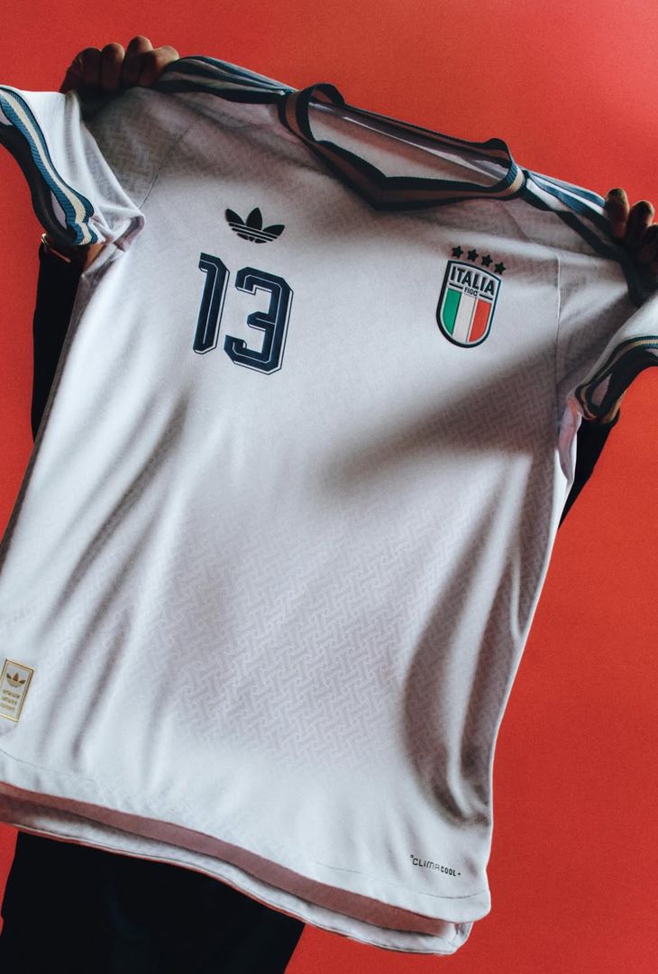 In vista dell'imminente playoff Mondiale da disputare contro l'Irlanda del Nord, la nazionale italiana ha presentato sui suoi canale social la sua nuova seconda maglia in collaborazione con adidas.