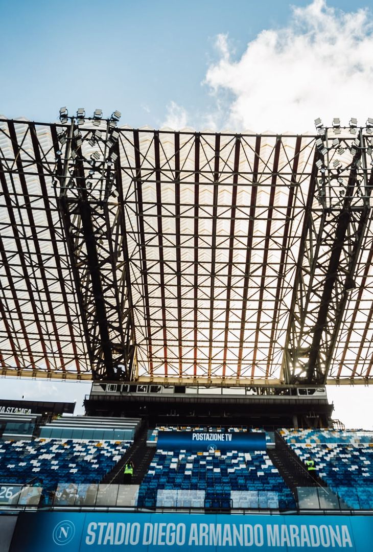 Circa un'ora e mezza separa Napoli-Bologna dal suo fischio d'inizio. In programma alle 20:45, la gara è valevole per la 36ª giornata di Serie A. Tale scontro avrà luogo sotto i riflettori dello stadio Diego Armando Maradona, di cui l'admin dei social azzurri ha pubblicato una sequenza di scatti via Instagram.