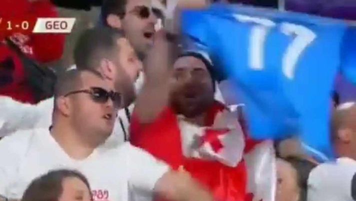 VIDEO Tifoso della Georgia mostra la maglia del Napoli di Kvara al momento del gol - immagine 1